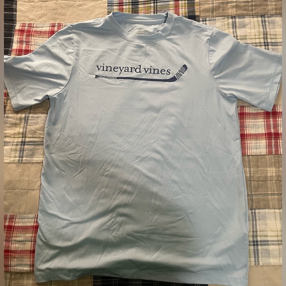 Boys Vineyard Vines Hockey Performance Shirt. Size Medium. Good condition